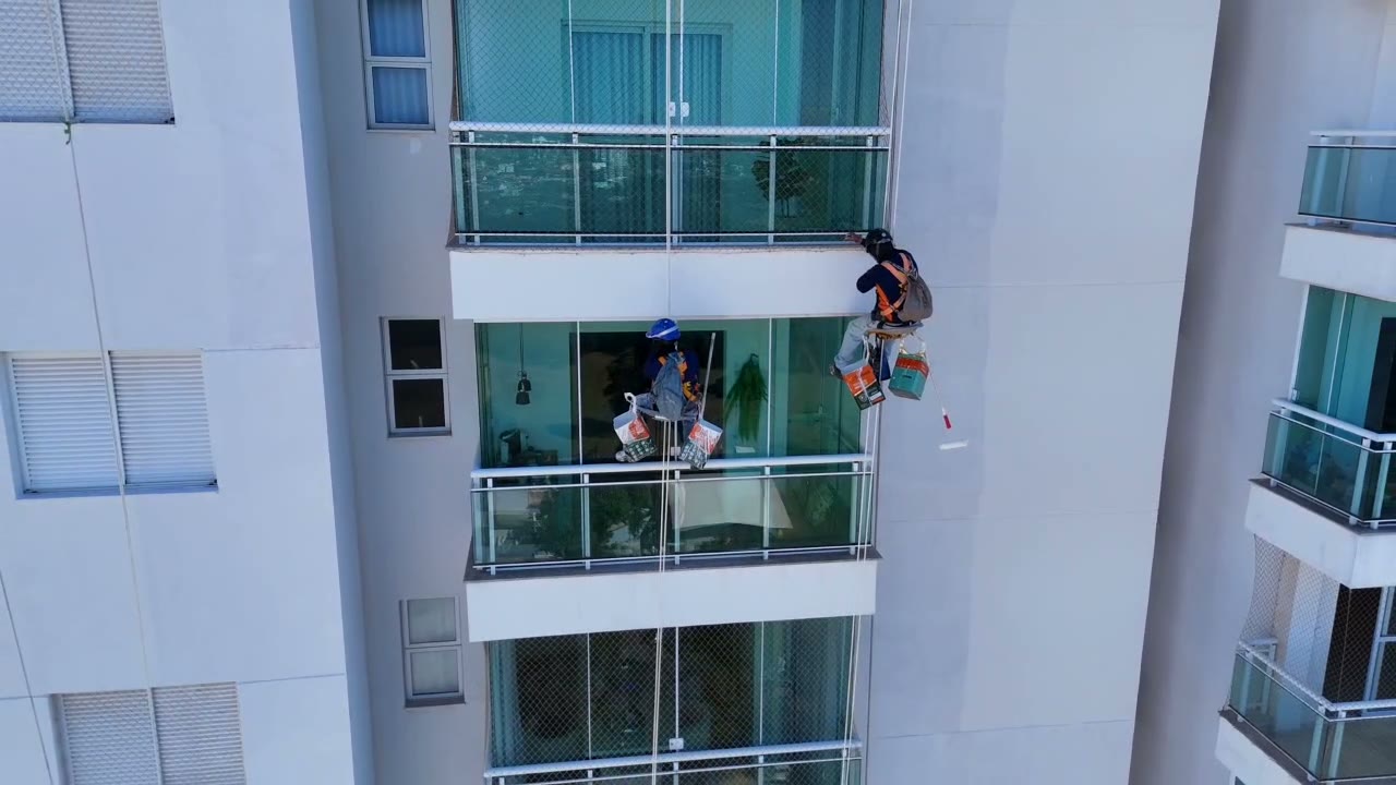 Equipe da VCME em serviço de fachada sobre edifício